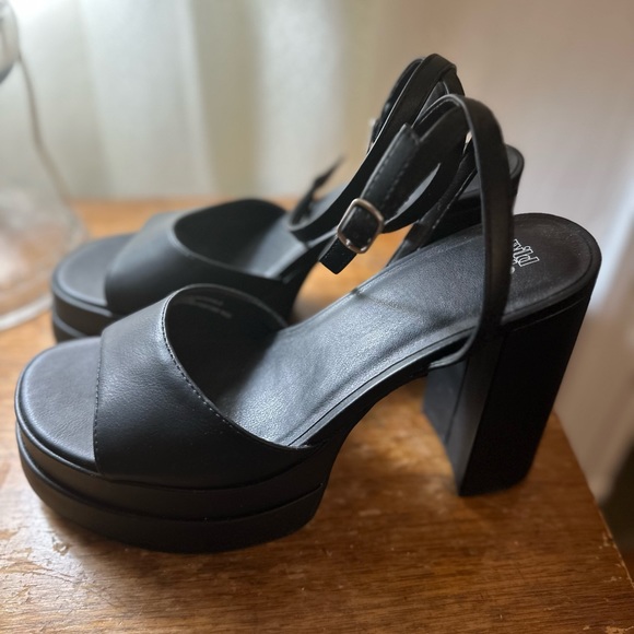 NWT Platform sandals - Picture 4 of 4